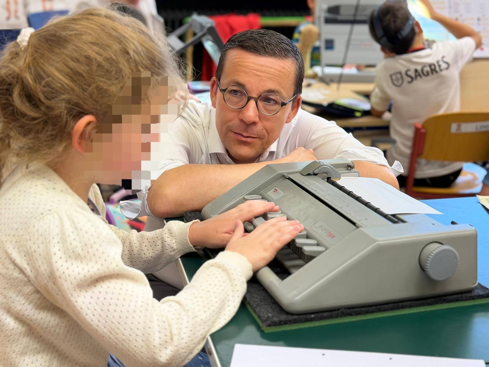 Roland%20Theis%20l%C3%A4sst%20sich%20von%20Sch%C3%BClerin%20Blindenschreibmaschine%20zeigen Roland%20Theis%20l%C3%A4sst%20sich%20von%20Sch%C3%BClerin%20Blindenschreibmaschine%20zeigen